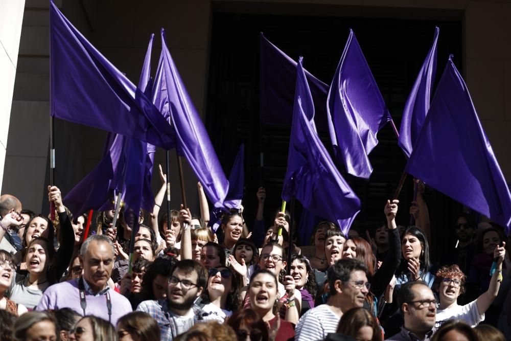 Centenares de estudiantes se manifiestan frente al Rectorado.