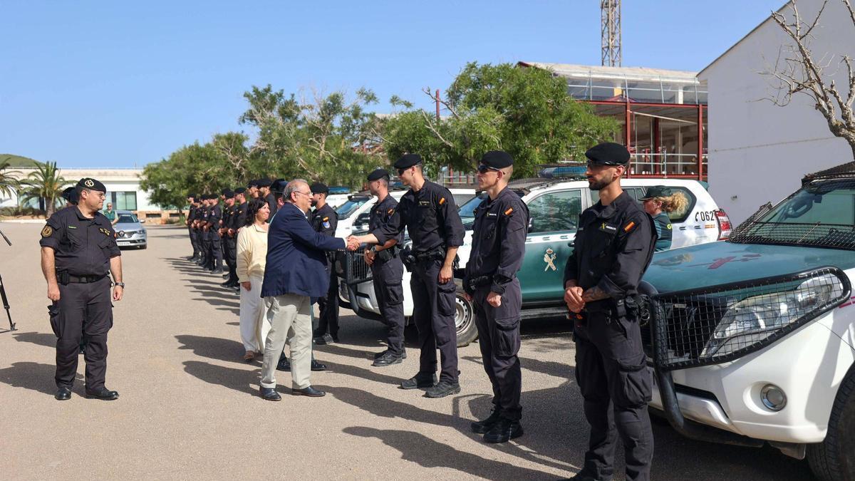 El delegado del Gobierno saluda a los refuerzos veraniegos de la Guardia Civil.