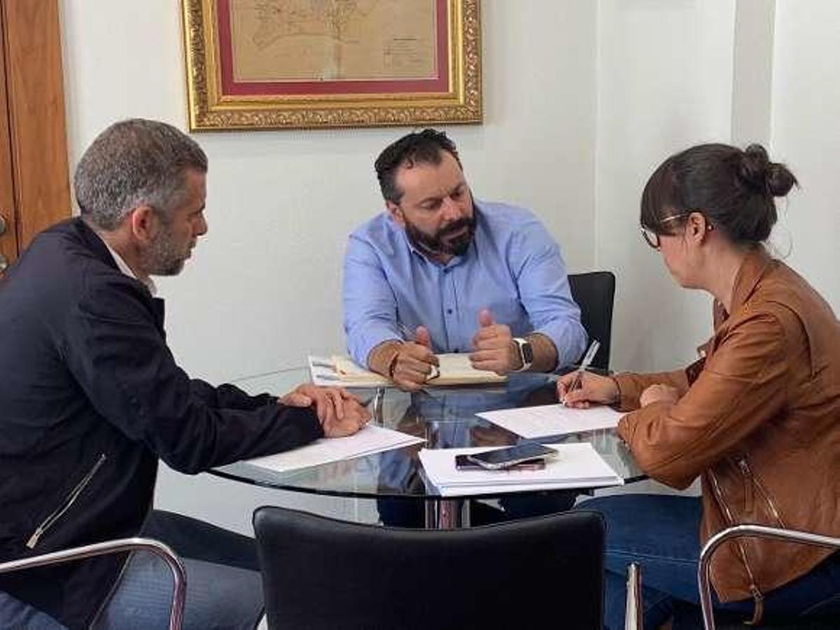 Alfonso Botana, del equipo redactor, con Ferreira e Iria Lama. // D.P.