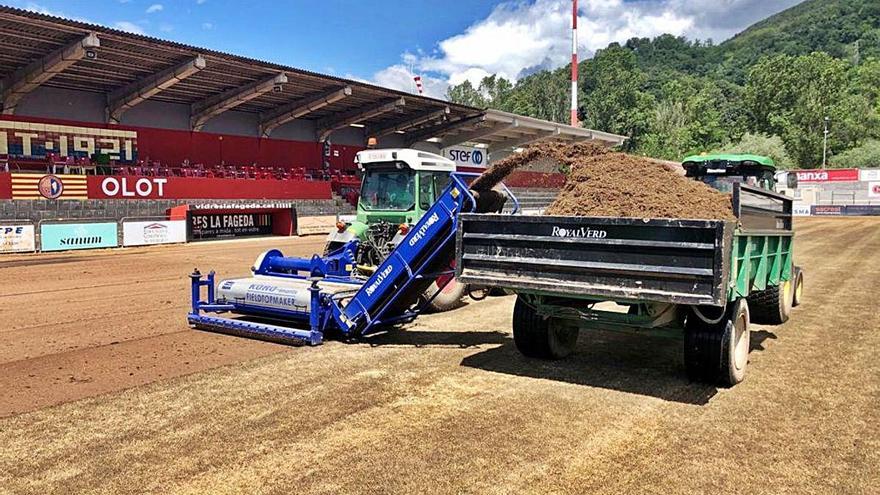 Innovador canvi de la     gespa a l&#039;Olot