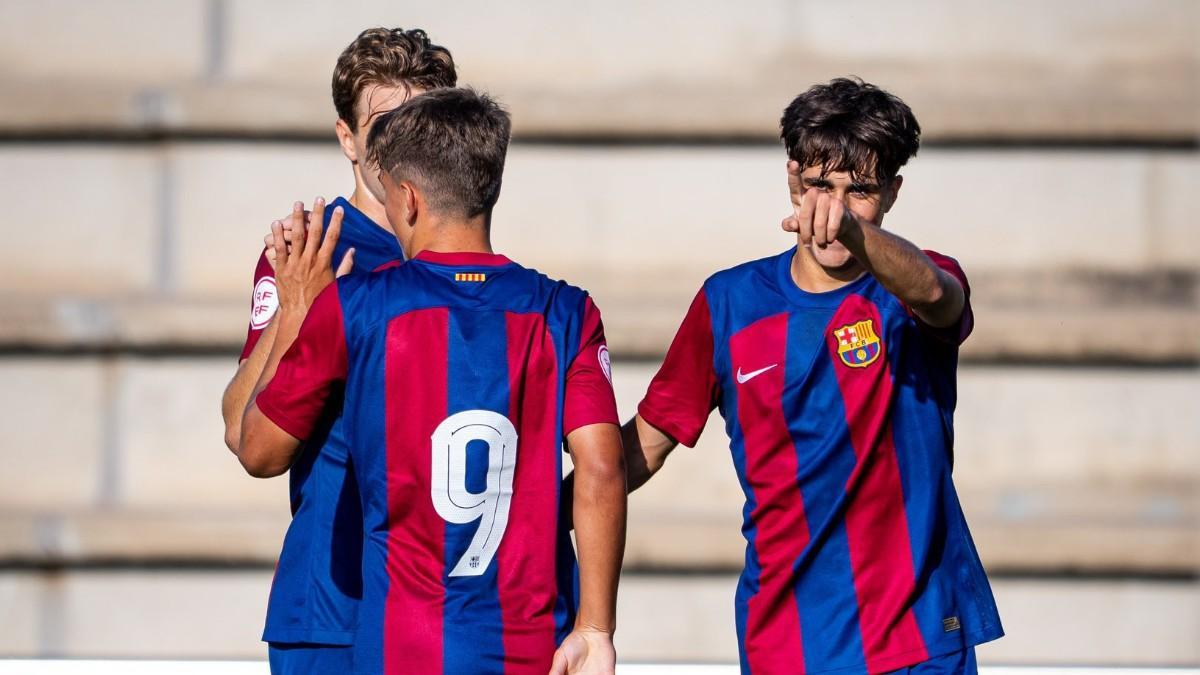 Los jugadores del Barça celebran un tanto frente al Platges Calvià