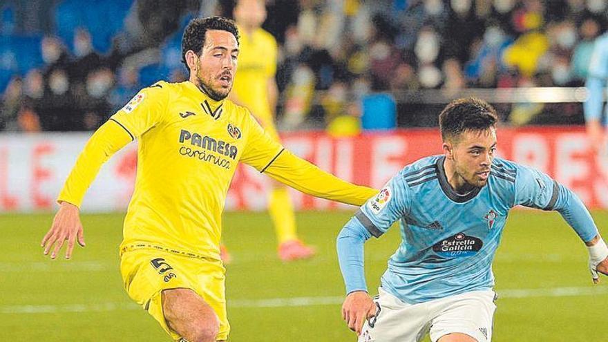 Dani Parejo disputa el balón ante Fran Beltrán.