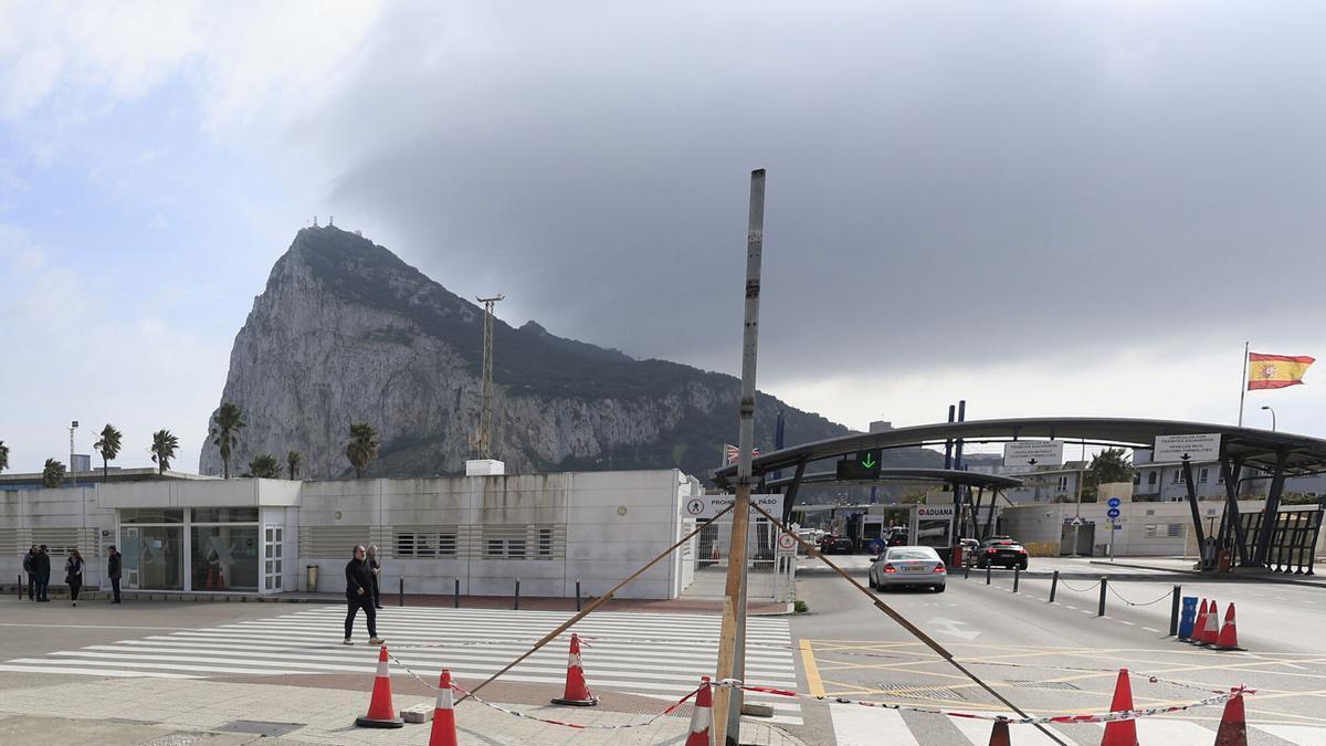 Dos personas salen de Gibraltar a primera hora de la tarde de este jueves, día en el que se ha conocido el acuerdo alcanzado entre la Unión Europea y el Reino Unido sobre la colonia británica. La línea de la concepción (cádiz), 26/02/2026