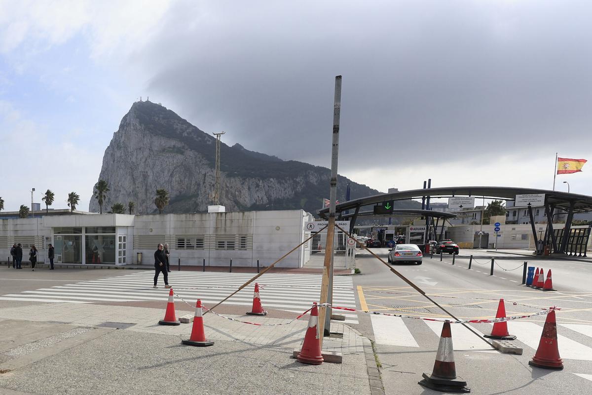 Dos personas salen de Gibraltar a primera hora de la tarde de este jueves, día en el que se ha conocido el acuerdo alcanzado entre la Unión Europea y el Reino Unido sobre la colonia británica. La línea de la concepción (cádiz), 26/02/2026