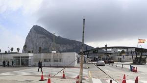 LA LÍNEA DE LA CONCEPCIÓN (CÁDIZ), 26/02/2026.- Dos personas salen de Gibraltar a primera hora de la tarde de este jueves, día en el que se ha conocido el acuerdo alcanzado entre la Unión Europea y el Reino Unido sobre la colonia británica. El alcalde de La Línea de la Concepción (Cádiz), Juan Franco, ha reclamado a las administraciones competentes que acompañen el acuerdo sobre Gibraltar con financiación, concreción de medidas y un apoyo real para evitar que el municipio asuma en solitario los costes de esta transformación. EFE/A.Carrasco Ragel