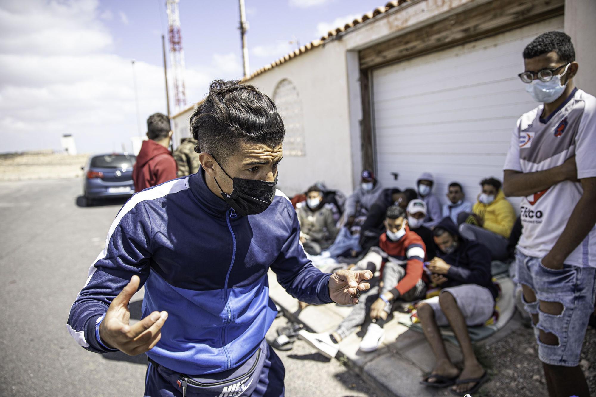 Migrantes fuera del CIE El Matorral en Fuerteventura