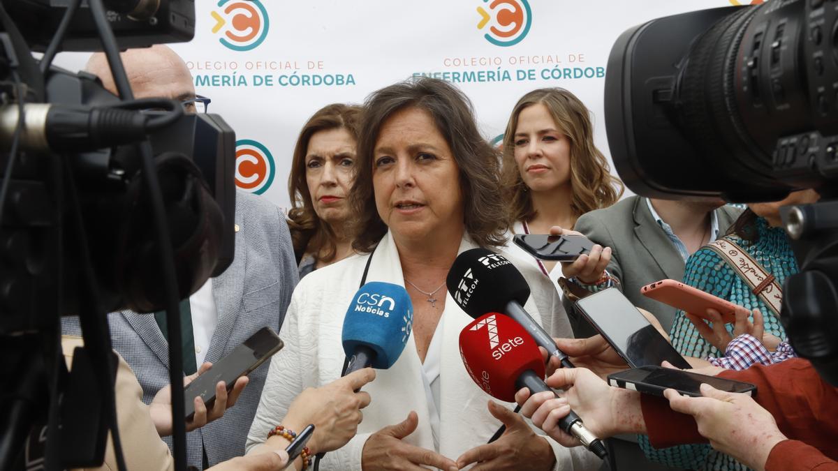 Catalina García atiende a los medios en un evento pasado del Colegio Oficial de Enfermería de Córdoba