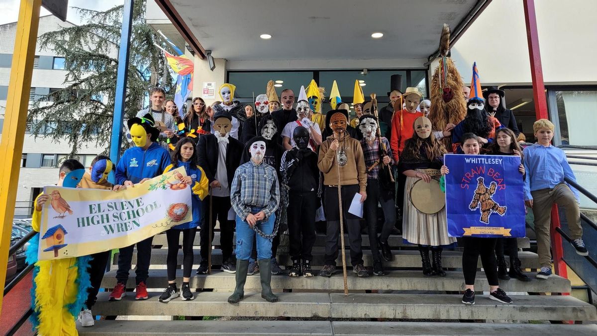 Los alumnos del IES de Arirondas disfrazados por las mascaradas de invierno con su proyecto "¿Barremos o nun barremos?"