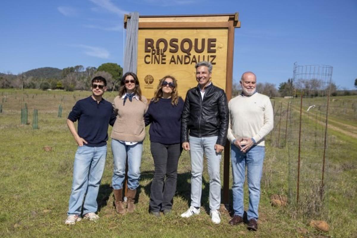 Omar Banana, Sara Sálamo, Helena Kaittani, Andrés Lorite y Arturo Menor, en la reforestación del bosque del cine andaluz.