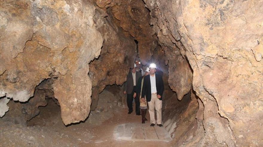 Sustituyen las escaleras de madera de la Cueva del Yeso en Baena