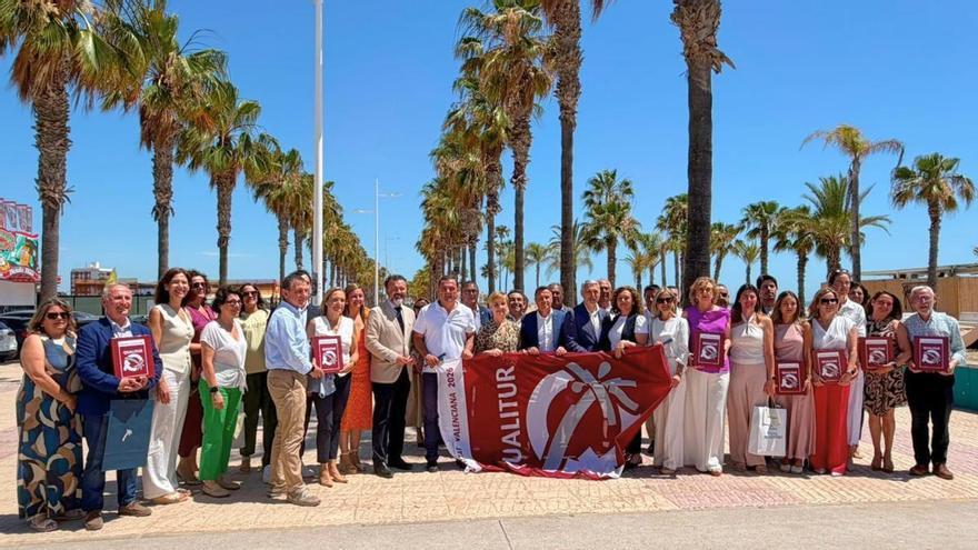 Récord de La Vila con sus diez banderas Qualitur y la revalidación de Finestrat del sello de excelencia para La Cala