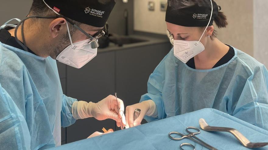 Procedimiento quirúrgico en la Clínica Dental González Gallego