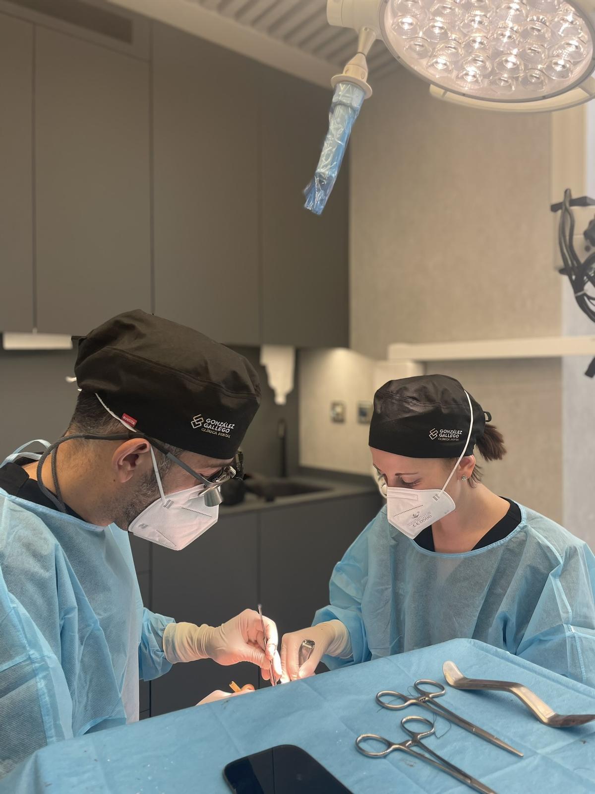 Procedimiento quirúrgico en la Clínica Dental González Gallego