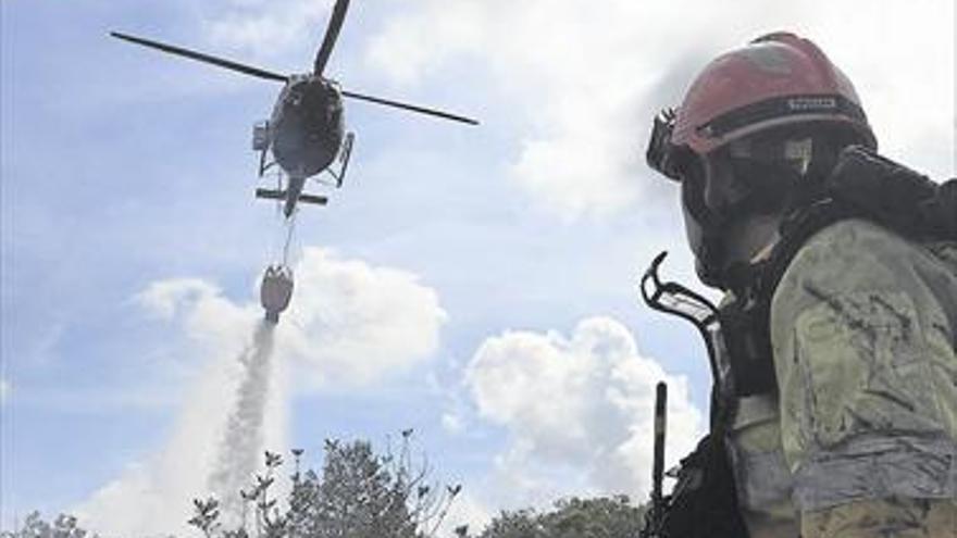 2 bomberos sufren golpes de calor al sofocar un fuego en Torreblanca