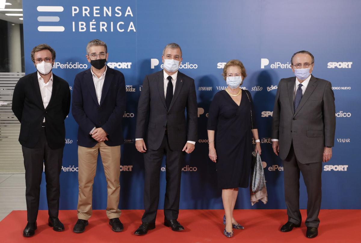 Aitor Moll, Jordi Martí, Jaume Collboni, Arantza Sarasola y Javier Moll en la inauguración oficial de la nueva sede de El Periódico de Catalunya.