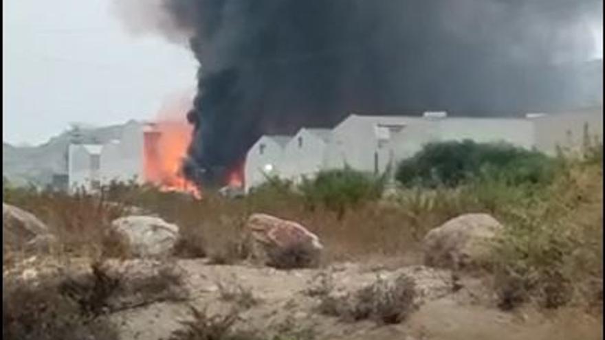 Incendio en una nave del Polígono Cabeza Beaza de Cartagena