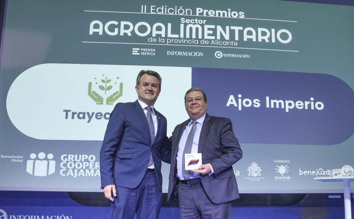 El alcalde de Benejúzar, Vicente Cases, fue el encargado de entregar el galardón a la Trayectoria, que recogió Francisco Mira Costa, presidente y CEO de Ajos Imperio.
