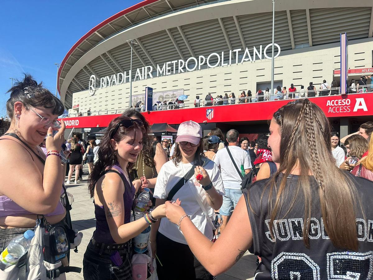 "No hace falta conocernos para regalarnos algo": la comunidad ARMY toma el Metropolitano antes del primer concierto de BTS en España.