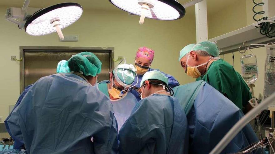 Médicos durante una intervención en un hospital gallego.