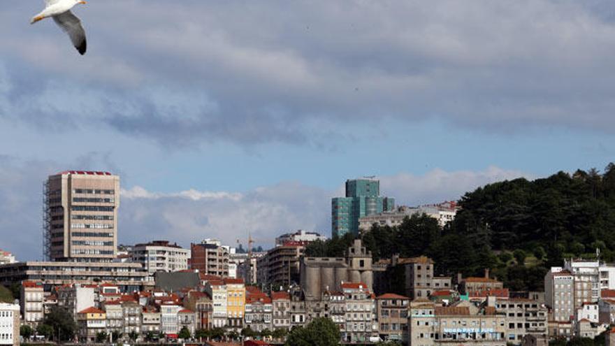 Vista de Vigo con el &#039;Pirulí&#039;, el antiguo hospital Xeral // Marta G.Brea