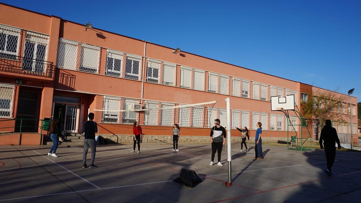 Niños y niñas jugando en el patio del Instituto Bruguers de Gavà