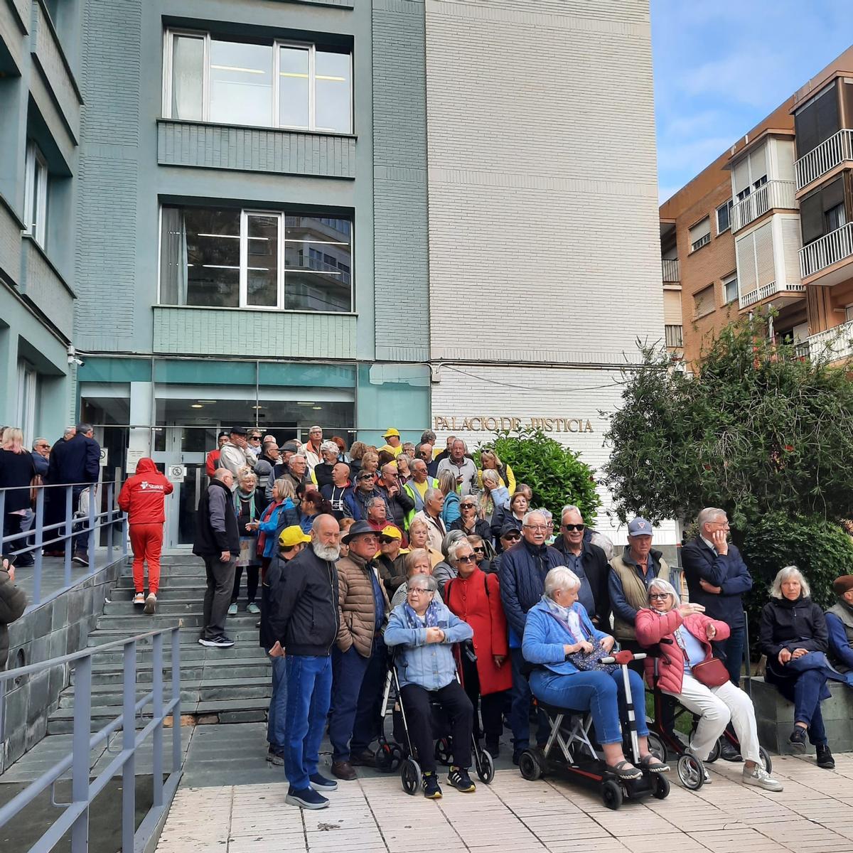 Vecinos del Camping Villas Caravaning este jueves en la puerta del Palacio de Justicia de Cartagena
