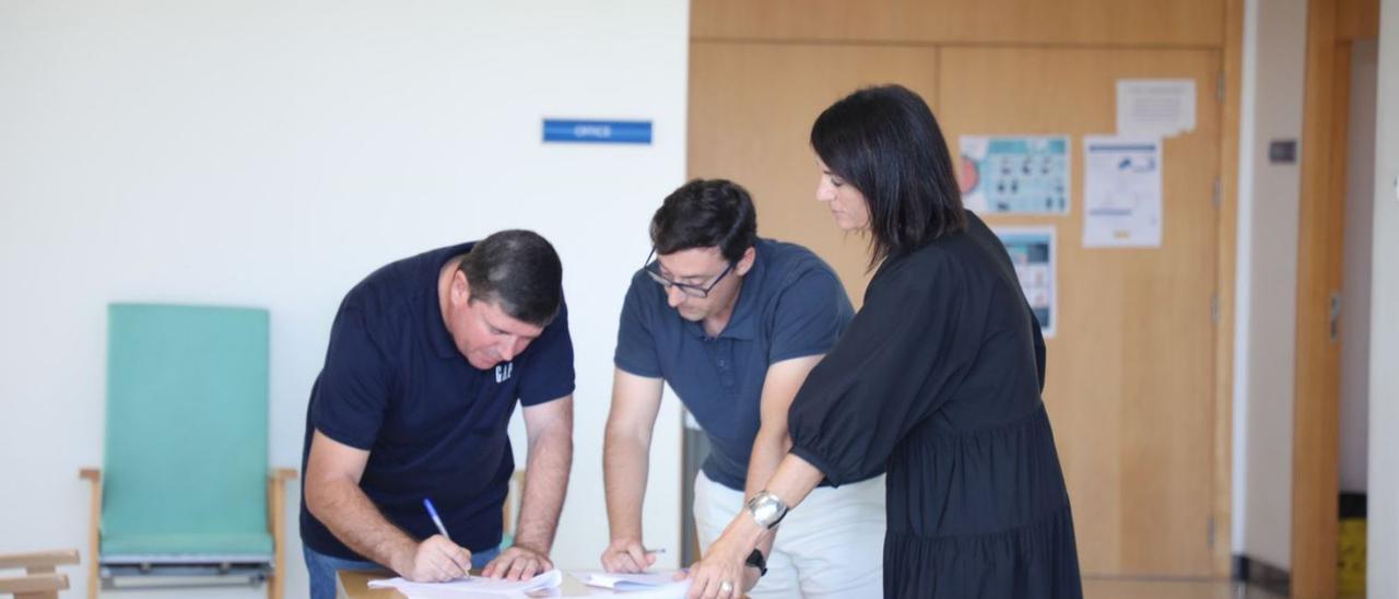 Javier Serra, Rafael González y Ana Juan pactan la propuesta sobre Costas en un descanso