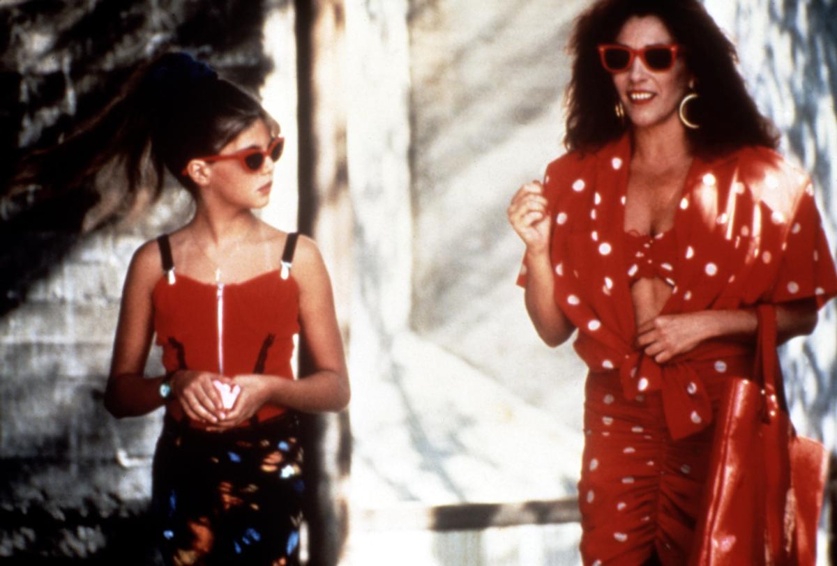 Manuela Velasco, de niña, junto a Carmen Maura en 'La ley del deseo'