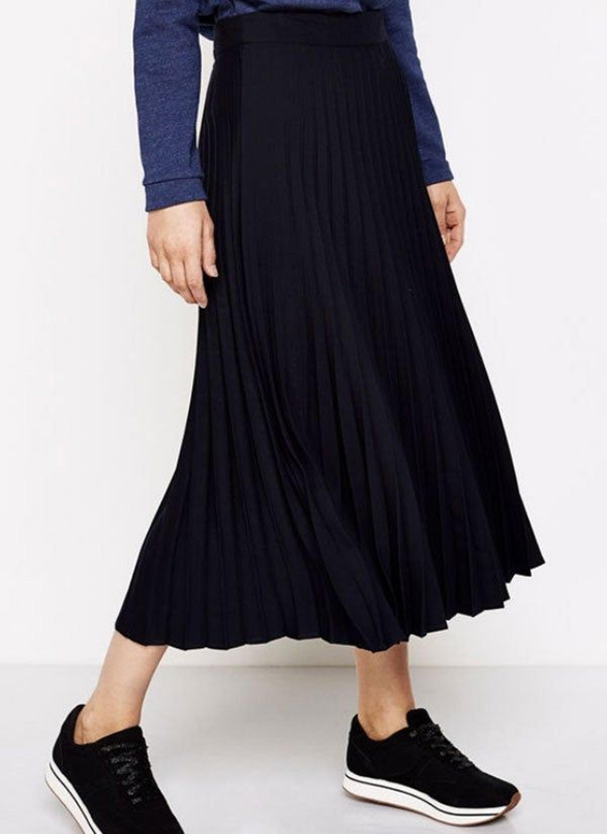 Falda azul navy plisada de Springfield. (Precio: 29, 99 euros)