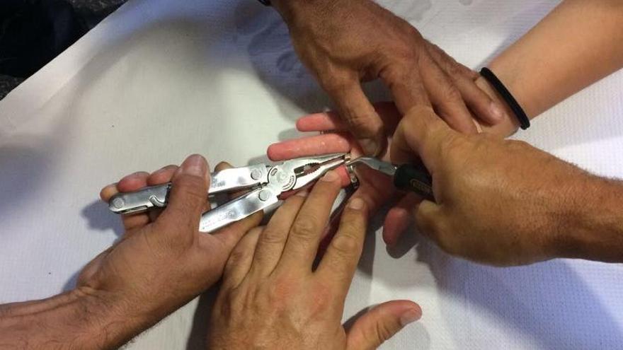 Dos bomberos cortan un anillo que oprimía el dedo de una chica en Calp