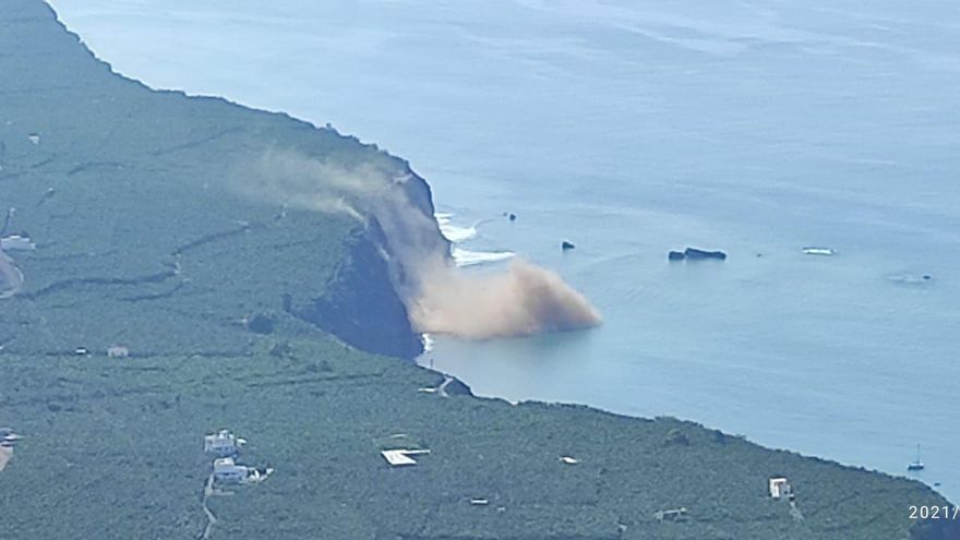 Los derrumbamientos en la costa de La Palma presagian cómo sería la llegada de la lava al mar