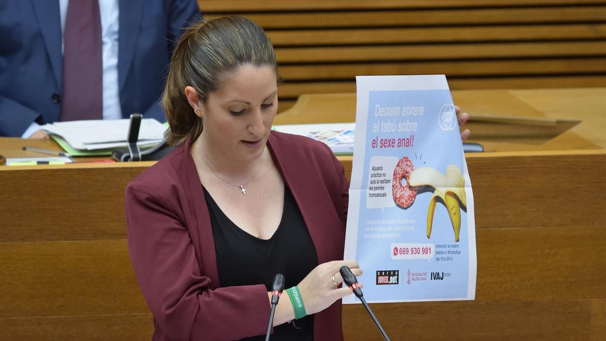 La síndica de Vox, Ana Vega, muestra un cartel de la campaña de Xarxa Joves