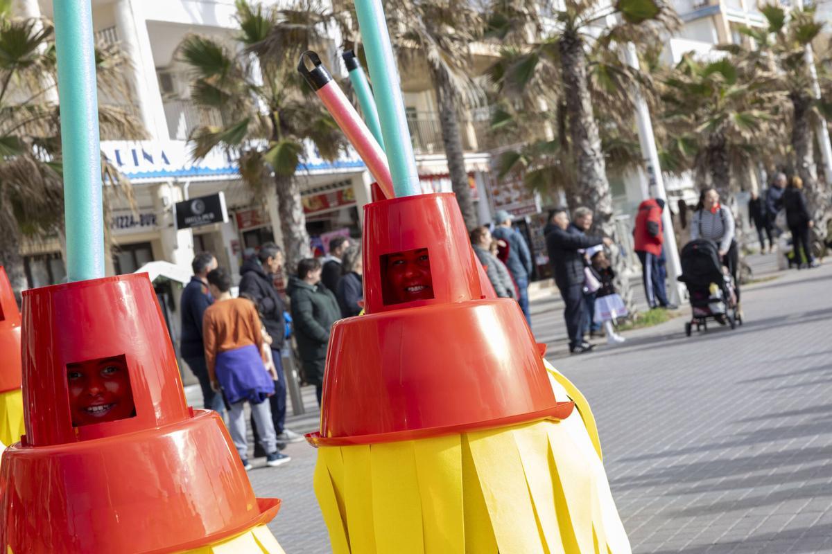 La Rua de El Arenal-Playa de Palma ha contado con variedad de comparsas con mucha inspiración y color. La Rua de El Arenal-Playa de Palma ha contado con variedad de comparsas con mucha inspiración y color.