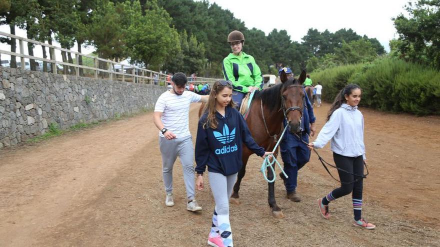 Una joven monta a caballo en el encuentro de equinoterapia. | | LP/DLP