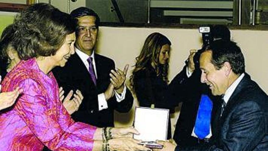 La Reina doña Sofía entrega la medalla de honor a Luis Repiso.