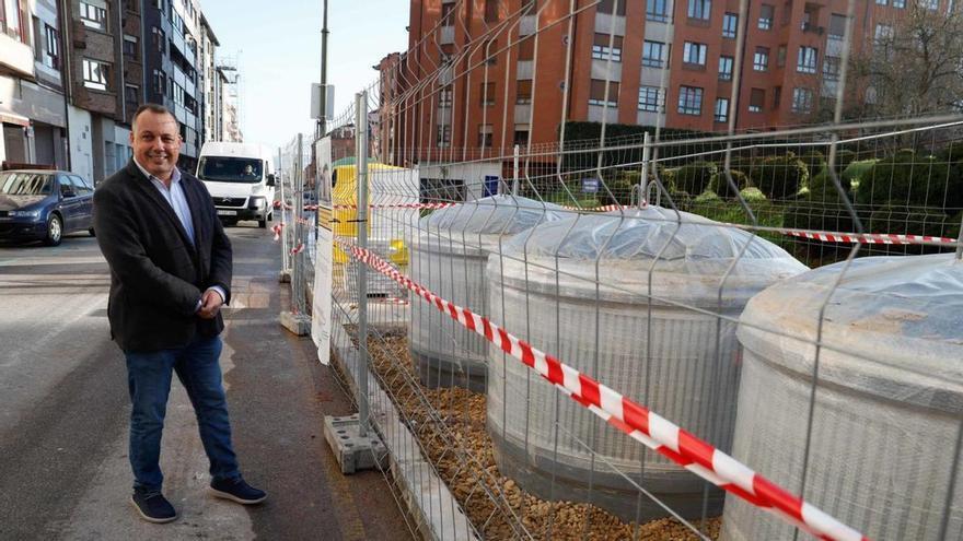 Pelayo García, junto a la isla de contenedores soterrados que se ha colocado en la calle Cabruñana. | M. Villamuza