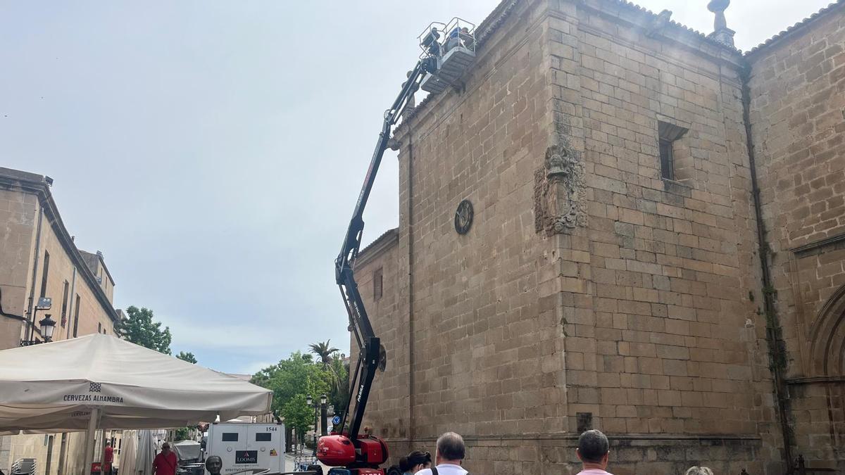 Vídeo | Trabajos de altura en la parroquia de San Juan de Cáceres