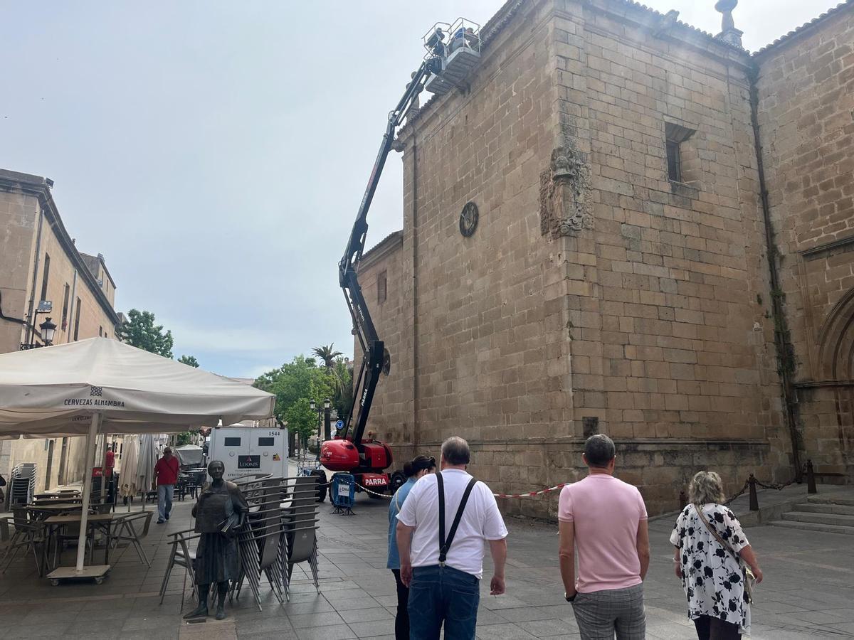 Trabajos de altura en la parroquia cacereña.