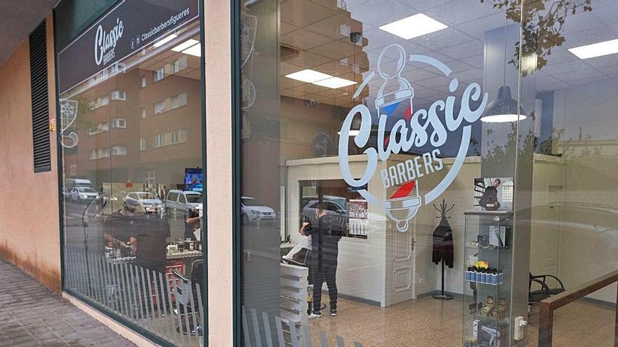 Classic Barbers està ubicat al barri de la Creu de la Mà de Figueres.