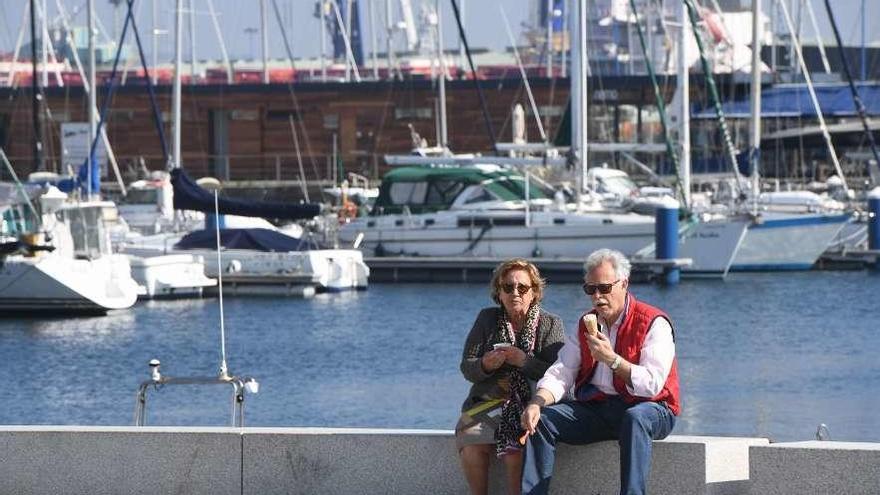 Dos personas tomar un helado ayer en la Marina.