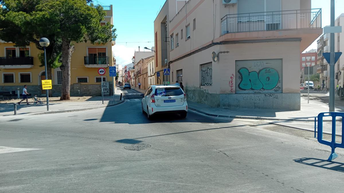 Un taxi coge la calle San José, con el cartel de "desvío provisional" a la izquierda