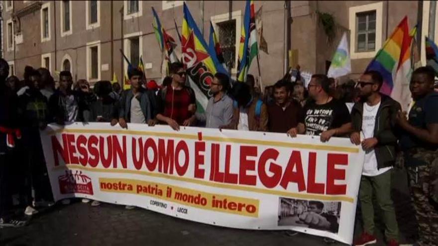 Multitudinaria marcha contra el racismo en Roma