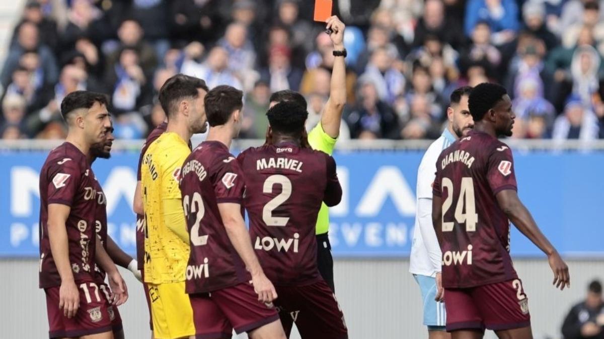 José Antonio Sánchez enseña la tarjeta roja a Marvel, el pasado domingo en el Ibercaja Estadio.