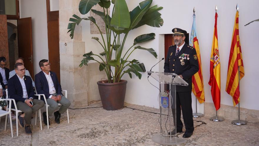 Ontinyent ilumina de azul el Pont de Santa Maria por el 200 aniversario de la Policía Nacional