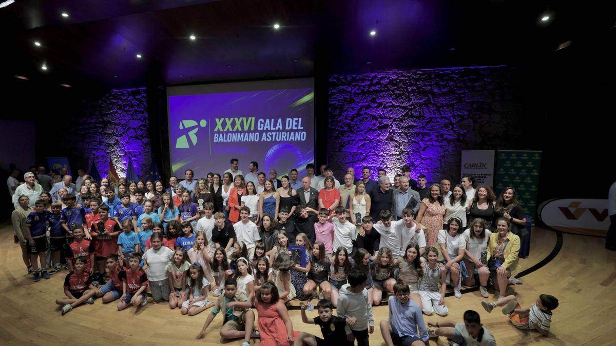 EN IMÁGENES: La familia del balonmano asturiano saca músculo en una multitudinaria gala