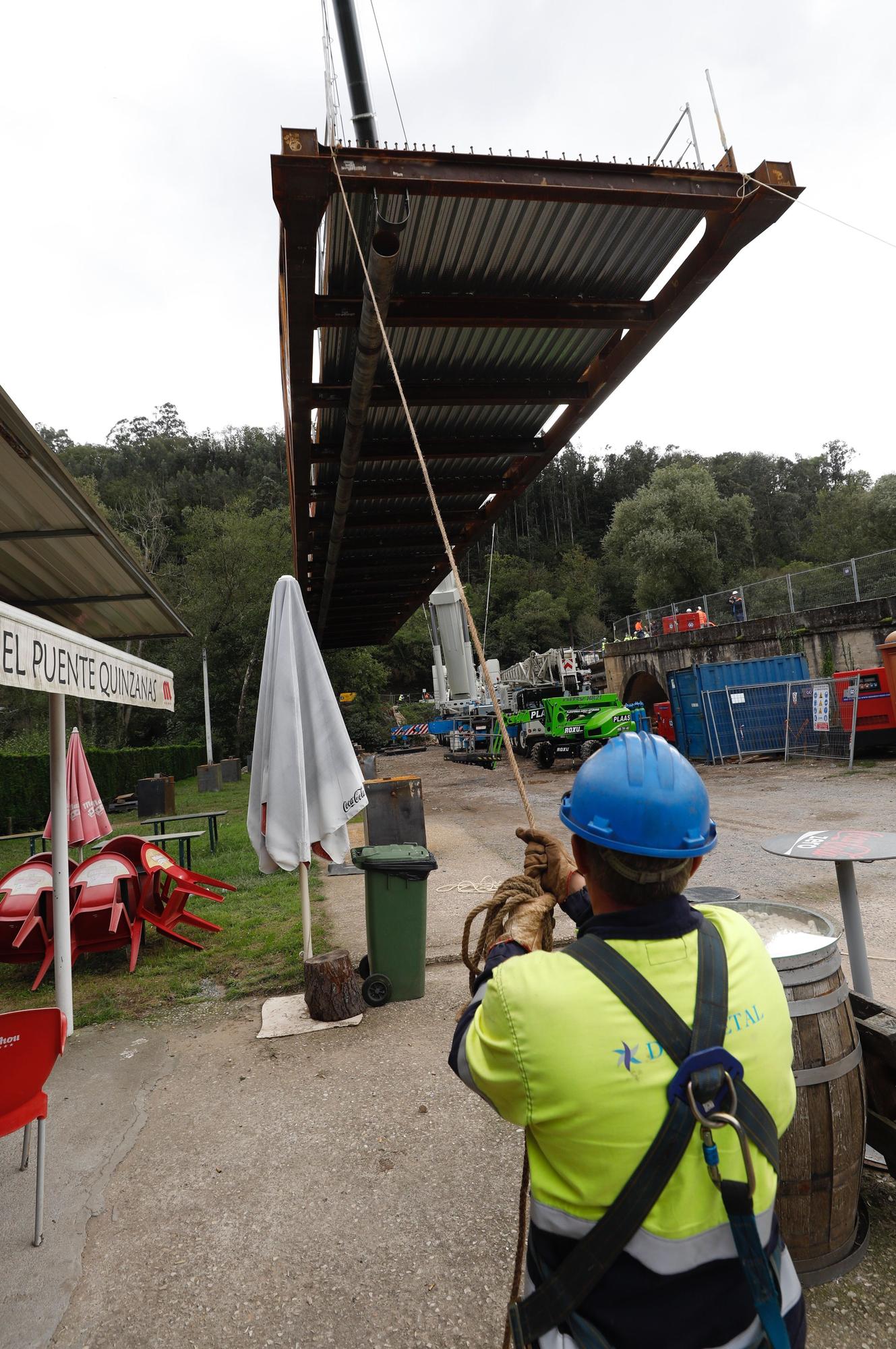 Así fue la instalación del nuevo puente de Quinzanas (Pravia)