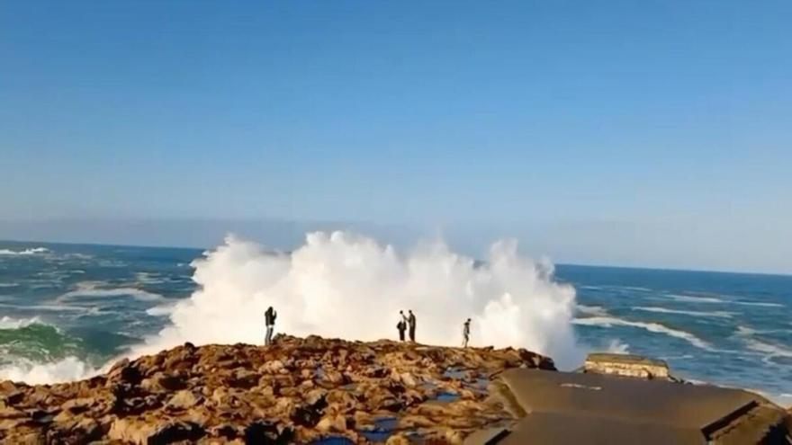 Así arrastró una ola a un joven junto a la caracola de punta Herminia en A Coruña