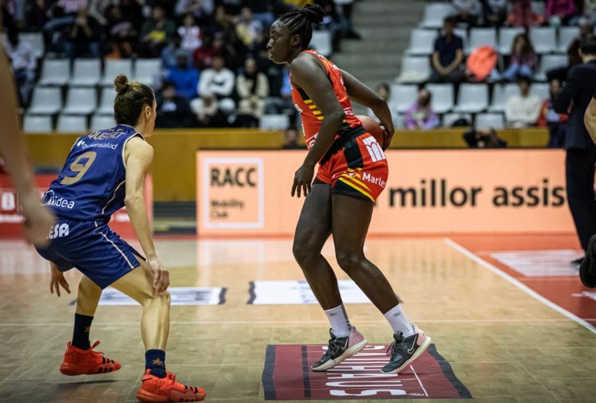 Queralt Casas defensant a Magali Mendy.