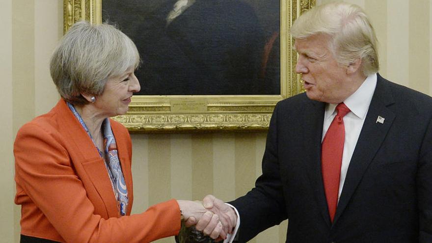 Theresa May y Donald Trump se saludan en la Casa Blanca.