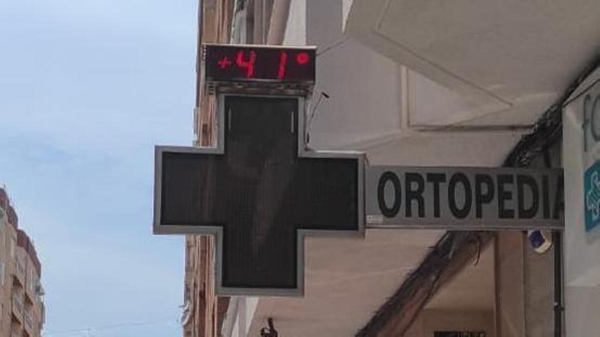 Imagen de archivo de un termómetro de una farmacia en Sagunt.